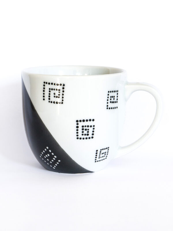 Porcelánový hrnek černo-bílý se spirálami, ručně malovaný