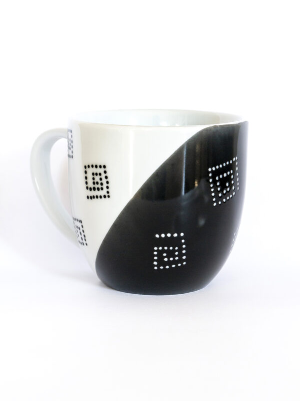 Porcelánový Hrnek Mario černo-bílý ručně malovaný