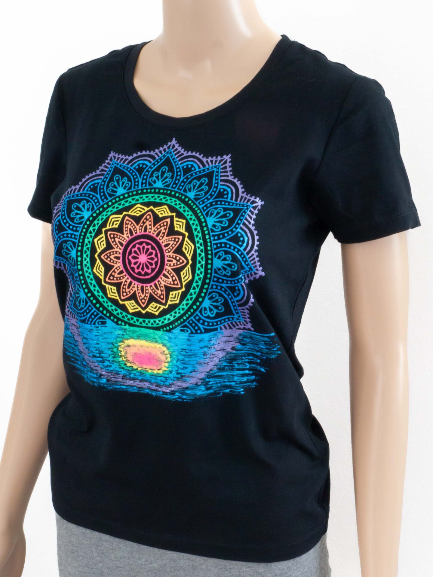 Čarková mandala na černém tričku